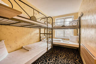 Отель Винтерфелл Москва-Сити Москва Четырехместный номер с общей ванной комнатой-5