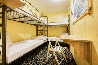 Отель Винтерфелл Москва-Сити Москва Четырехместный номер эконом-класса с общей ванной комнатой-1