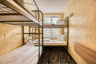 Отель Винтерфелл Москва-Сити Москва Четырехместный номер с общей ванной комнатой-1