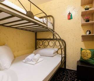 Отель Винтерфелл Москва-Сити Москва Бюджетный трехместный номер-10